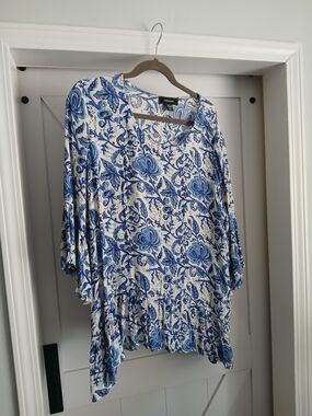 Karen Kane Blue Floral Pattern Tunic Top